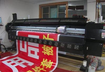 技术与色彩的交织 从平版到数字时代，数码喷绘的发展与革新